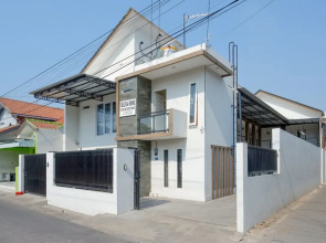 RedDoorz Plus Syariah near Stasiun Tegal 2