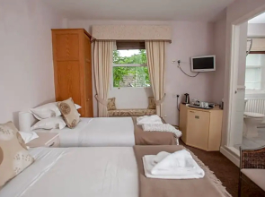The Racehorses Hotel