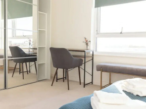 Stylish 2BR Apartment, Town Centre, Free Parking