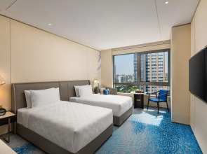 HUALUXE Shanghai Changfeng Park by IHG