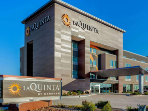 La Quinta Inn & Suites by Wyndham San Antonio Alamo City