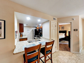 Stylish & Spacious Condo W/ Pool, SPA & Gym Condo