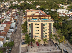 Beautiful Condo With Pool and Close to the Beach