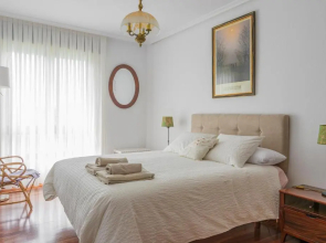 Casa marinera con piscina y jardín.