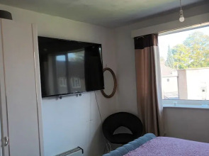 Apartment-sleeps3-parking-garden-internet
