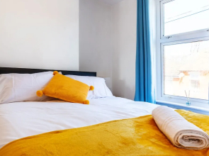 Stylish 3-bed House With Free Parking & Wifi