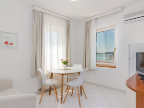 Apartment Escape - 20 m from sea: White Medulin, Istria