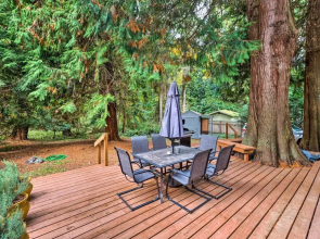 House w/ Deck on Whidbey Island, 1 Mi From Shore!