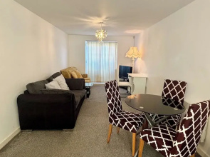 2 Bed Apartment-sleeps 4-free Parking