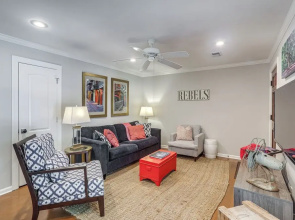1 Block to The Square: Oxford Condo!