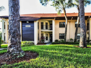 Shorewalk lakeview condo close to IMG