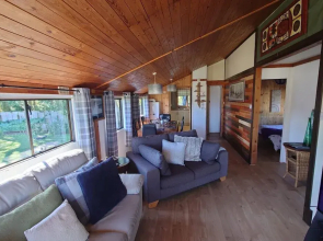 Wildwood Cabin - Sleeps 6, Hot Tub & Parking