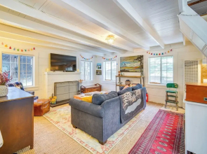 Crestline Vacation Rental, Close to Hiking Trails!