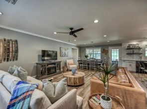 Adorable Haus With Fire Pit! - 1 Mile to Main St!