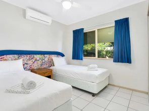 Beachfront Bliss 3-bedroom Apartment with Sea View 4