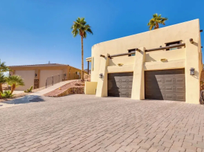 5 Mi to Lake Havasu: Bright Cottage w/ Fire Pit!