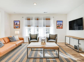 Charming Charlotte Townhome: 6 Mi to Downtown!