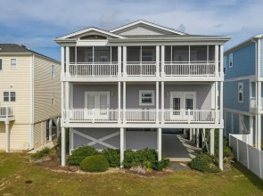 Holden' A Full House 4 Bedroom Home by RedAwning