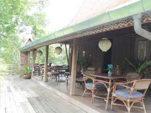 Thai Teak House Garden Homestay