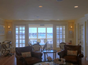 Anchor In Distinctive Waterfront Lodging
