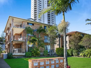 Coastal 2-bed With Balcony, 200m From Beach