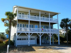 Holden Haven 4 Bedroom Home by RedAwning