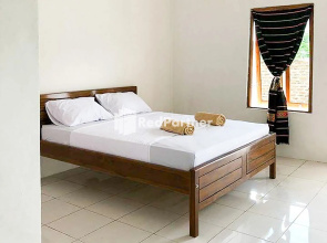 Flores One Love Homestay Hostel and Tours
