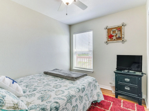 Steps to Surfside Beach: Ada-friendly Home