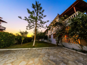 Kiki Studios & Apartments