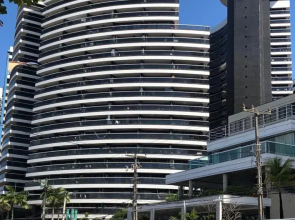 Alugo Temporada apartamento frente ao mar de Fortaleza.