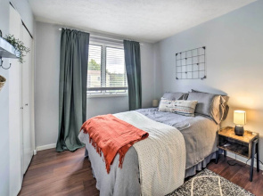 Pittsburgh Retreat w/ Deck ~ 4 Mi to Dtwn!