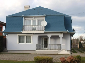 Pine Wood Apartment 8