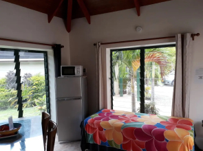 Dorothy's Muri Beach Bungalows