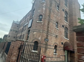 1 Bed Flat - Sleeps 2 - Parking - Balcony - Wifi