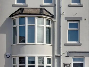 2 Bedrooms Sleeps 7 Near Top Blackpool Attractions