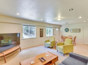Gateway to Yosemite: Group-friendly Groveland Home