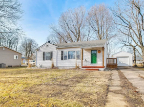 < 1 Mi to Route 66: Home w/ Large Yard!