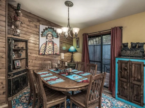 Fort Getaway 3 Bedroom, Hot Tub, Grill, Sleeps 6, TV's, AC, WiFi, Wooded