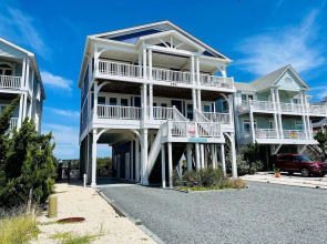 Best Day Ever 4 Bedroom Home by RedAwning