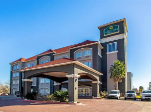 La Quinta Inn & Suites by Wyndham Columbus TX
