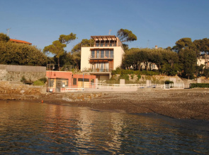 In villa on the sea, apartment on the ground floor with private garden. 6 beds. Reserved parking.-Villa L'Angolino - p.t.