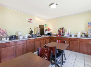 Super 8 by Wyndham Buffalo