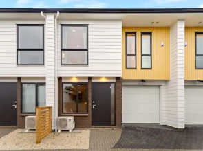 Cheerful Three Bedroom Townhouse With Parking