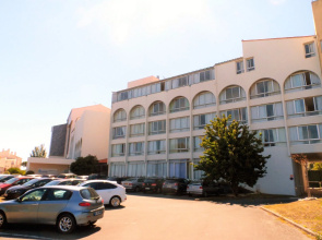 Résidence avec Piscine face au port 200m plage