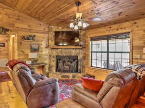 Cozy Cherry Log Cabin ~ 10 Mi to Mercier Orchards