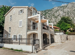 Spacious Family 4BR Seaside House, Fantastic Sea Views, 20 Meters to Beach