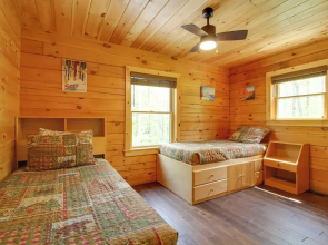 Londonderry Chalet w/ Deck, Fire Pit & Views!