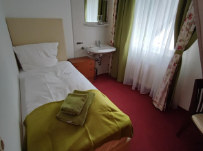 Room in Guest Room - Single Room With Shared Bathroom and Kitchen