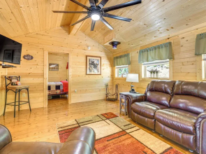 Black Bear Bungalow: Sevierville Hideaway w/ Deck!