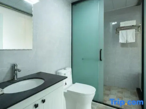 Huaqing Hotel (Nanyang Hengfang Square)